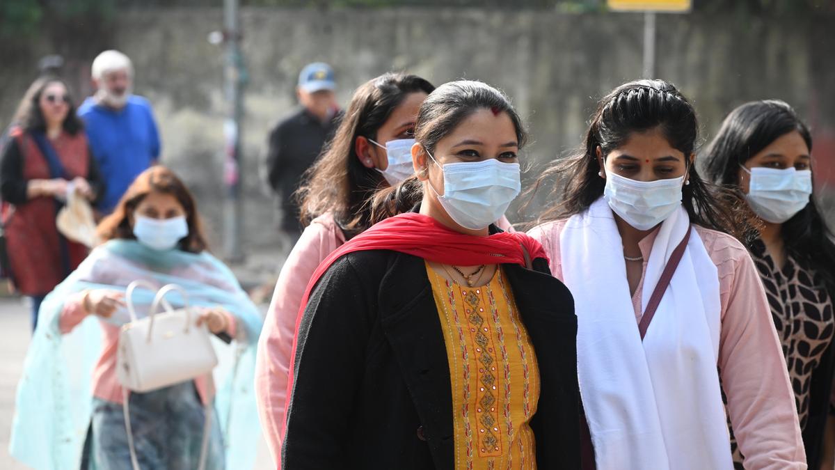 Delhi Air Quality Deteriorates, Temperature Dips Amid Return of Winter Fog and Smoke Delhi Air Quality Deteriorates, Temperature Dips Amid Return of Winter Fog and Smoke